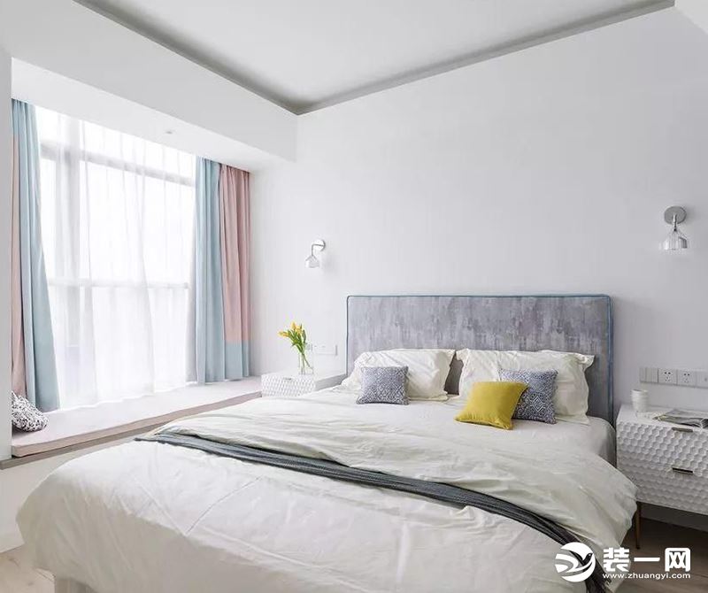 想要打造一个简约却不简单的白色卧室，屋内装饰和床品的选择起了关键作用。