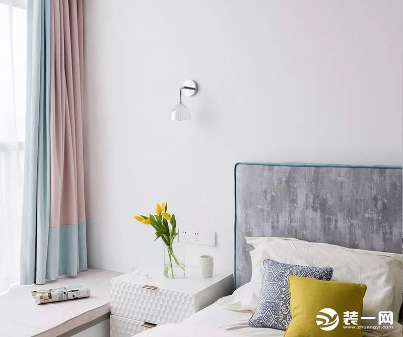 卧室里的双色窗帘，为空间增添了精致的小心思. 不规则的卧室窗帘与客厅窗帘采用不同的设计。