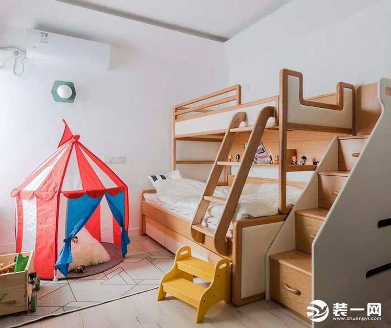 儿童房的陈设较为简单，一个游戏帐篷、一对高低床、一整墙的黑板，大小各异的玩具。