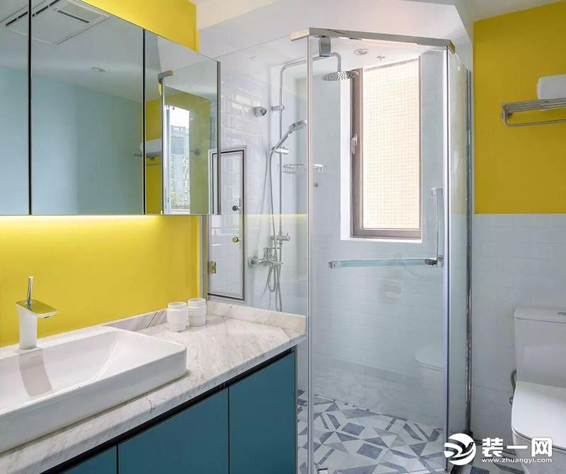 延续点缀整个空间的黄色和灰蓝色，以清爽的色彩搭配凸显不凡的格调，让浴室的风格更为丰富。