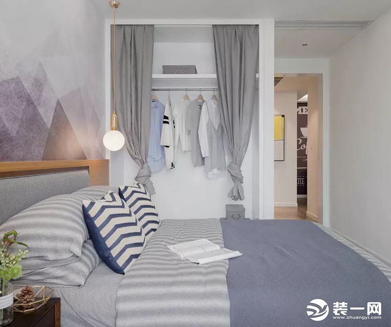 清新素雅的床铺和床头背景墙，让卧室里缓缓流出清澈的光。