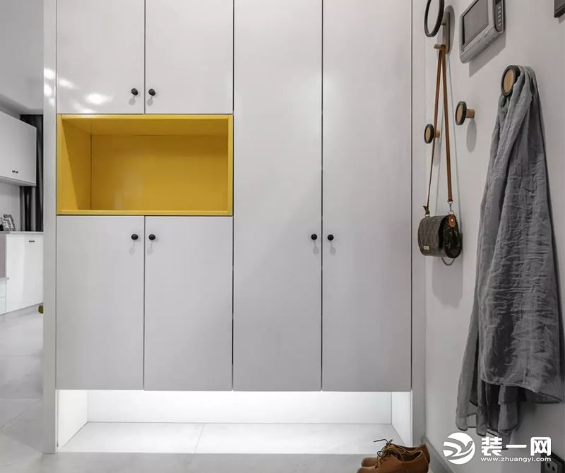 推门而入，纯净的白色和温暖明亮的黄色的玄关鞋柜不但增加收纳空间，还格外地显得温馨。