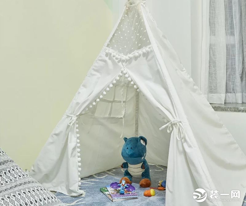 儿童房的小帐篷与玩具充满童真，为儿童提供玩耍的空间，贴心的地毯设计保护孩子不受凉更不怕跌倒。