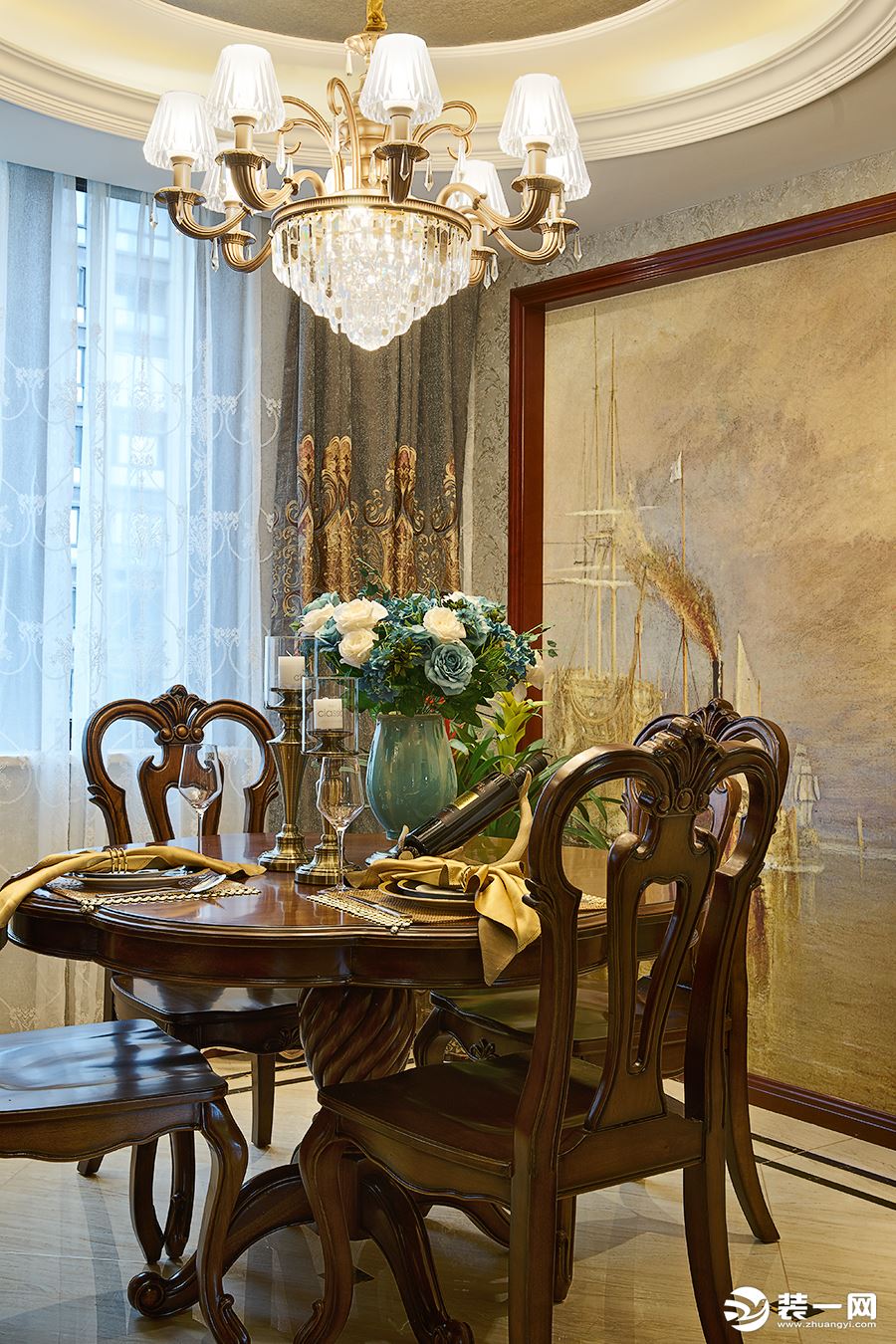 餐厅采用同种家具和窗帘进行装饰，运用带有潜浮雕图案的金色壁纸，加以各种做工精细的工艺品。