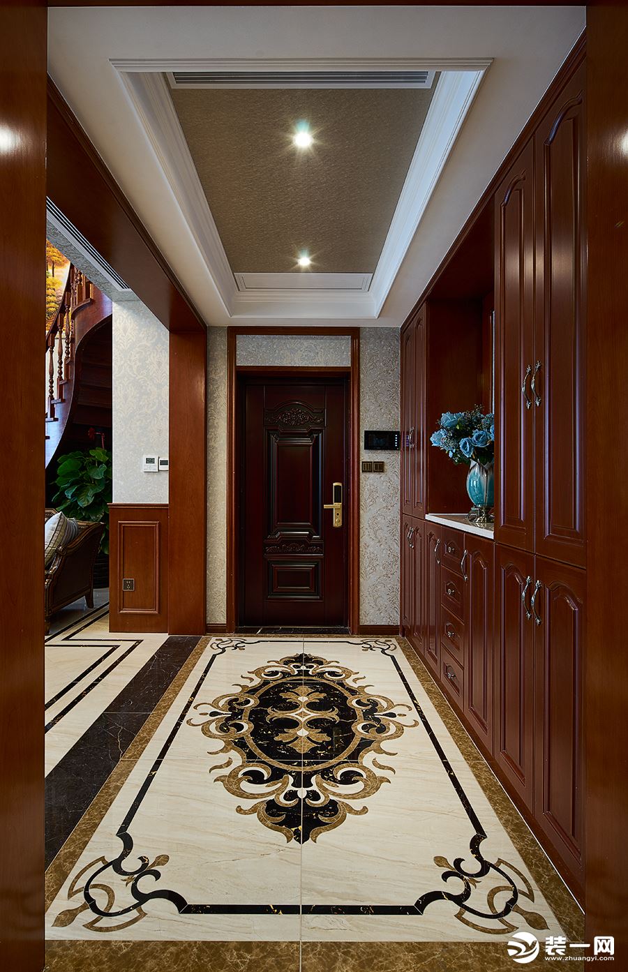 进入家中，首先就是门厅，深棕色的门厅柜，浅色的墙壁雕刻画形成对比，深浅色的搭配，并不显得突兀。