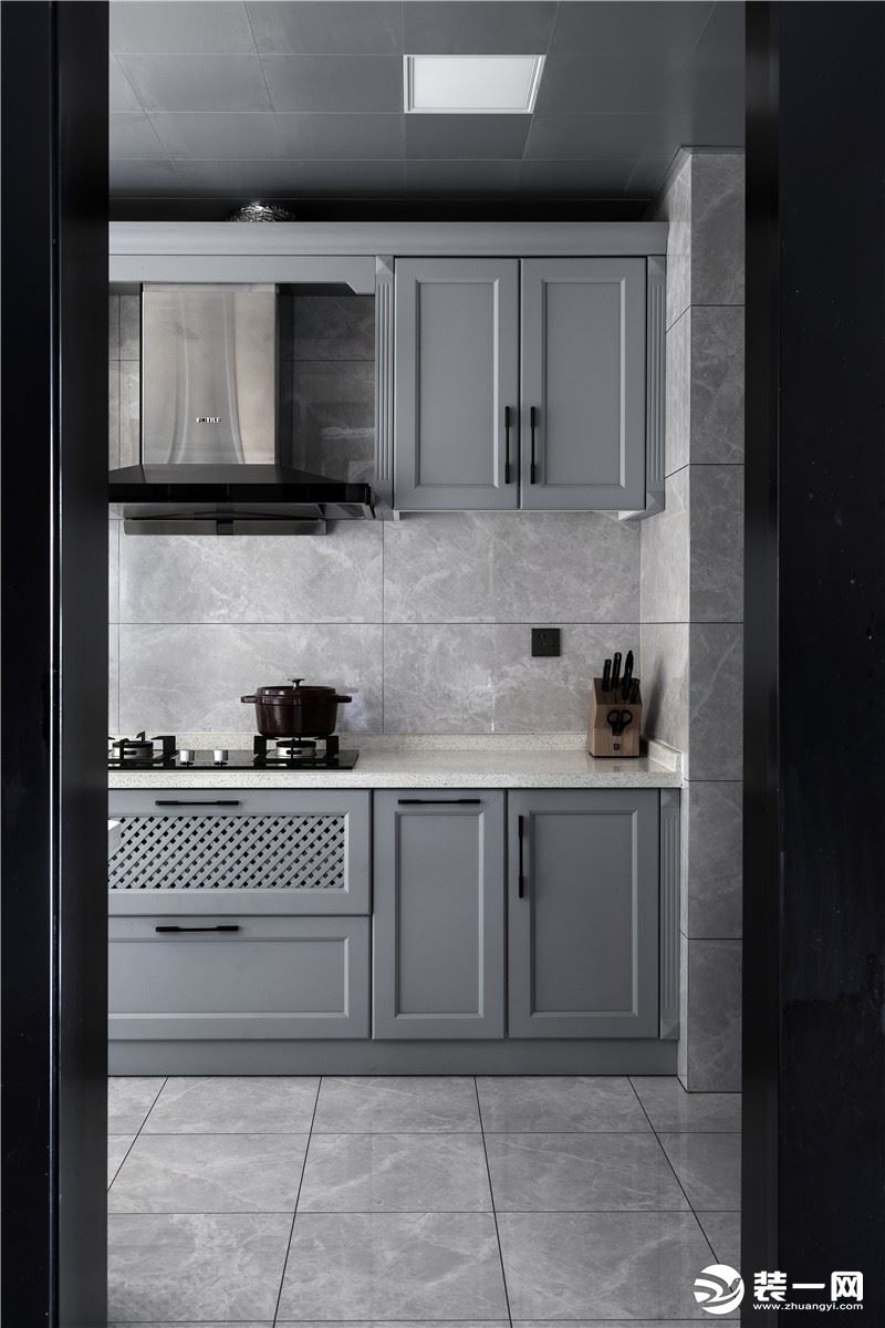 灰色瓷砖，现在比较流行的款式，耐脏又耐看。