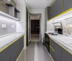 厨房依然延续餐厅的整体风格。 在厨房空间保证足够合的操作环境下，做出灯光布局。