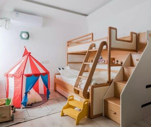 儿童房的陈设较为简单，一个游戏帐篷、一对高低床、一整墙的黑板，大小各异的玩具。