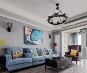 进入客厅，通铺木地板，自然复古的色调，与蓝色沙发搭配，营造了一种优雅沉静的氛围。