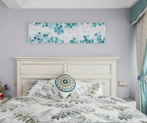 主卧延续灰色乳胶漆墙面，搭配蓝色软装与做旧款家具，打造清新美式空间。