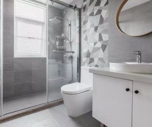 简洁的卫生间配上灰色调的砖显得格外淡雅。