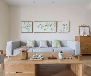 客厅以木色、白色、浅灰色为主色调，小面积点缀低饱和度的自然系色彩，如沙发墙的挂画，如微风一般轻柔。