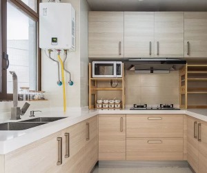 厨房浅色木纹橱柜，搭配白色的台面，看上去非常的清爽整洁，充满自然气息。