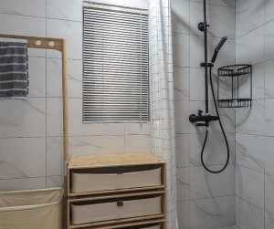 卫生间用的爵士白哑光砖，简易储物柜300mm宽，可以放淋浴时要穿的衣服。