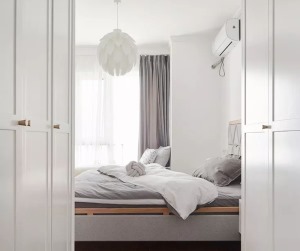 卧室似羽毛又似花瓣状的吊灯造型很有个性，以白色+灰色为主色调。