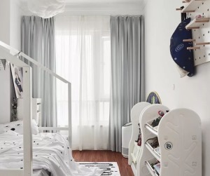 儿童房的元素相对来说比较多，云朵形状的白色吊灯，像帐篷一样的床，鞋架和置物架都是可爱的造型。