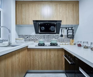 厨房以木色柜子为视觉中心，白色墙砖与台面，整个空间简洁清爽。U型厨房设计，功能规划合理。