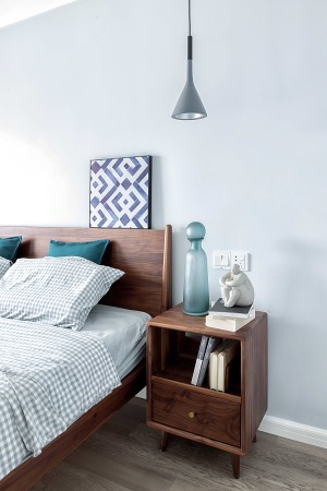 床头木板的墙面唤醒沉闷的一角，展现空间的独特感， 一方亮色的软装聚焦人们的视角点。
