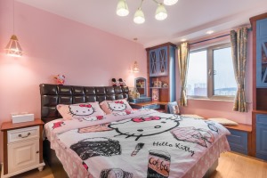 粉色的墙体让人看得赏心悦目.使得卧室品质更有格调。