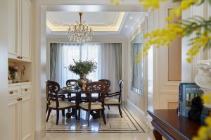 以装饰线分割视觉效果，修饰空间与家具的大小比例，也能达到强化风格的功能。