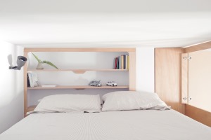 卧室的设计上更加温馨，地面采用软木地板，不设顶灯，同时在软装和用色上非常统一。