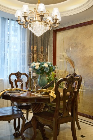 餐厅采用同种家具和窗帘进行装饰，运用带有潜浮雕图案的金色壁纸，加以各种做工精细的工艺品。