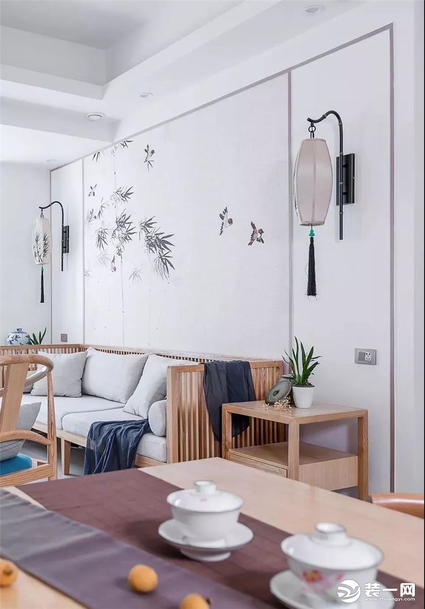客厅都是采用原木定制的家具，沙发墙的设计绝对是大亮点，竹林鸟兽墙绘搭配灰色布艺沙发垫，非常的自然舒