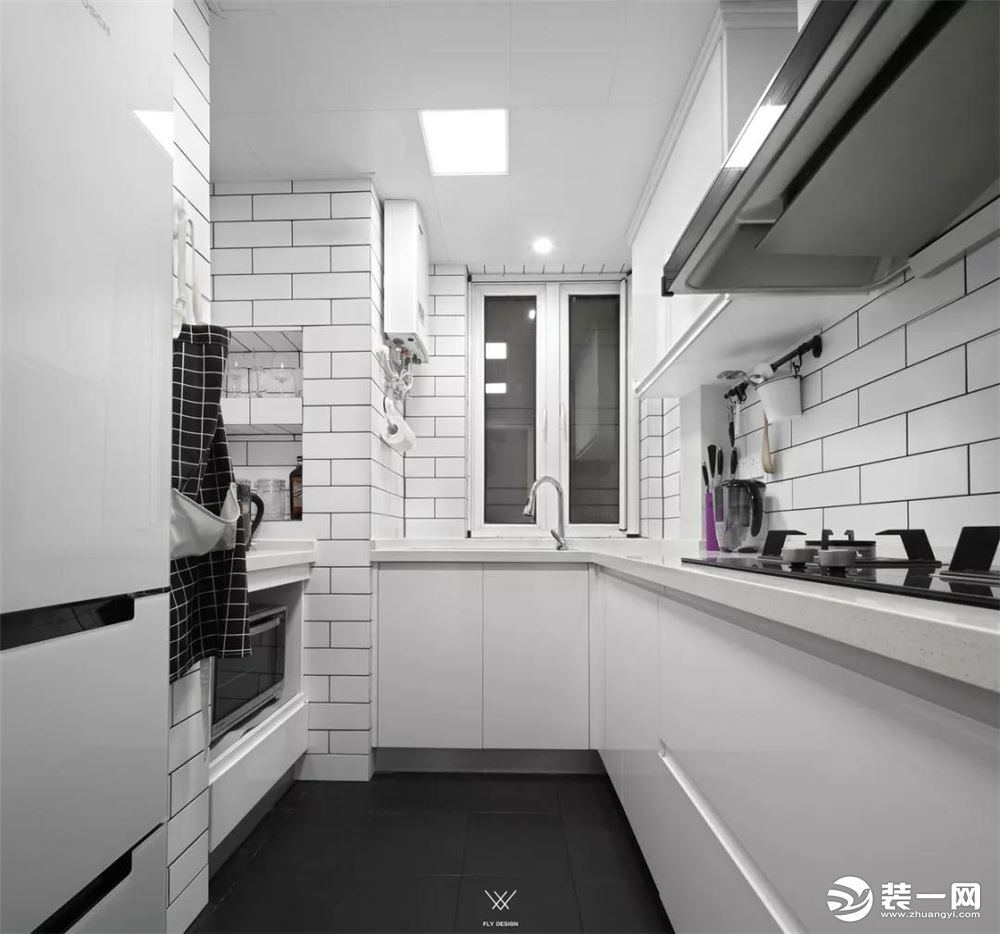 厨房在黑色地板的基础，搭配上白色的小砖，装扮出一个时尚的黑白配空间感。