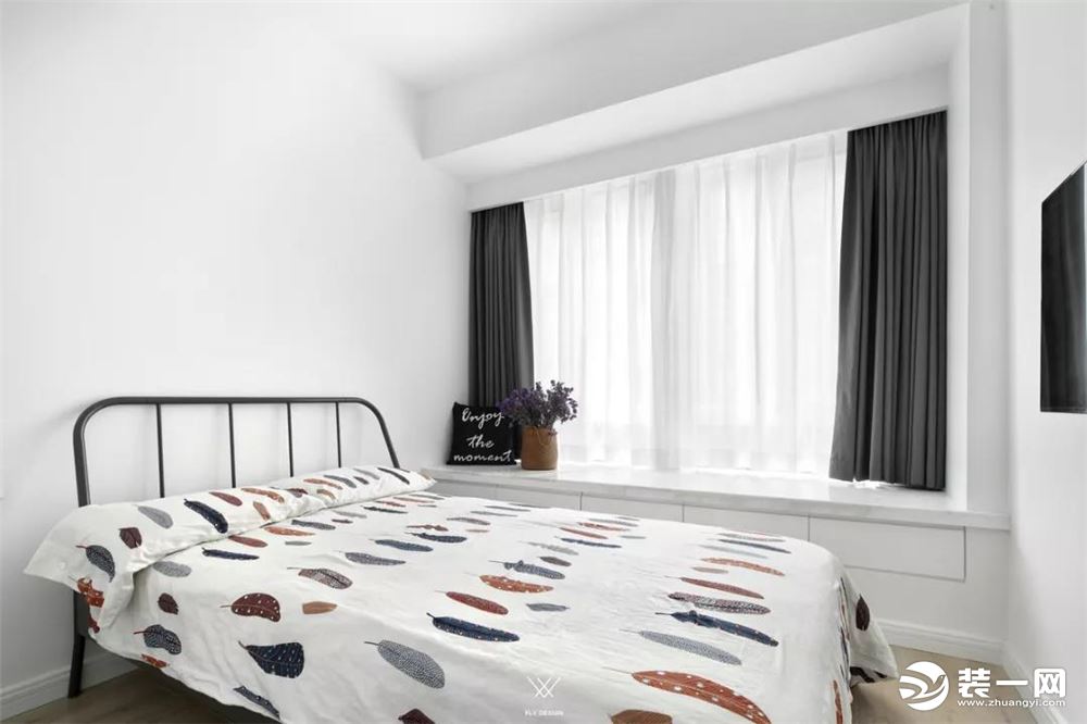 次卧同样以简洁现代的空间，黑色铁架床搭配一款树叶图案的床单，整体显得格外的优雅自然。