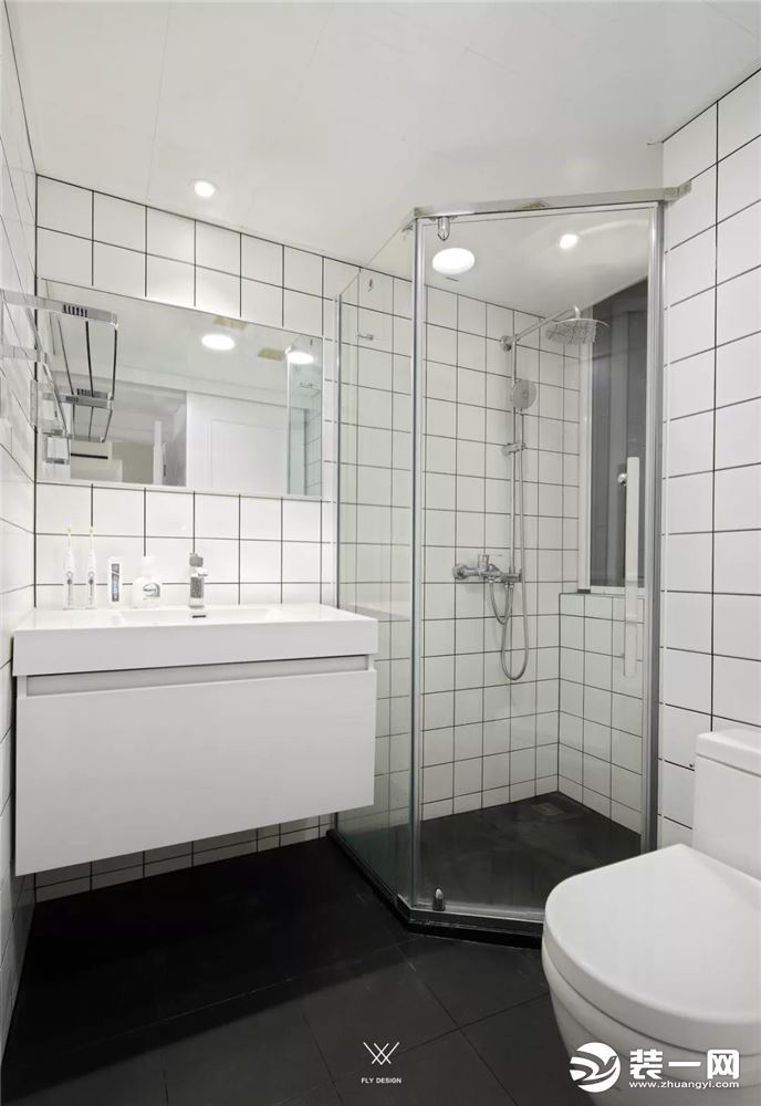 卫生间也是以黑色的地砖，搭配白色墙砖、洗手盆等黑白配，结合钻石型的淋浴房，让紧凑的空间也装扮的实用美