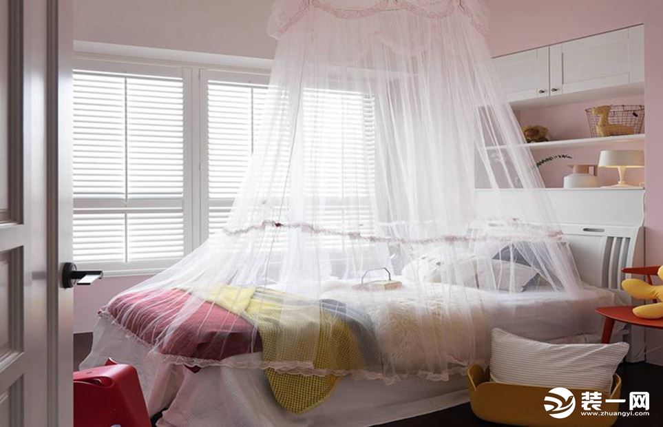 粉色的背景墙、浅粉色的纱帐、小巧可爱的单人床、造型喜人的小玩偶，让这个房间充满了梦幻的色彩，少女感十