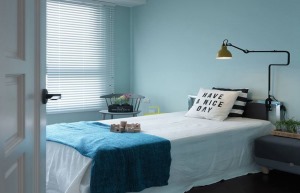 卧室以浅蓝色为主色调，干净、纯洁一如大海和天空，整个房间给人清爽、明朗的感觉。