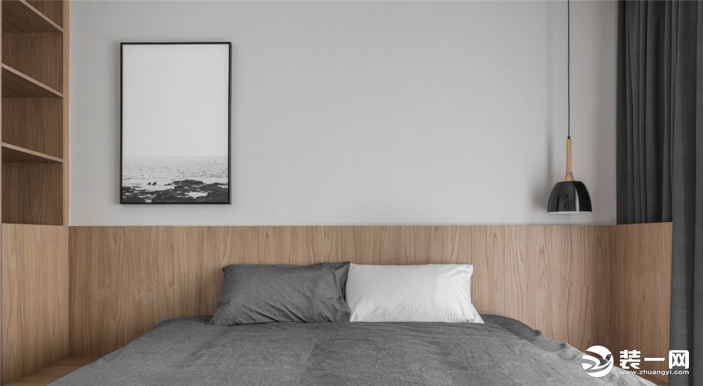 卧室的墙面是浅灰色，淡淡的，和窗帘的深灰形成反差，灰色的床品低调却不失情调感。