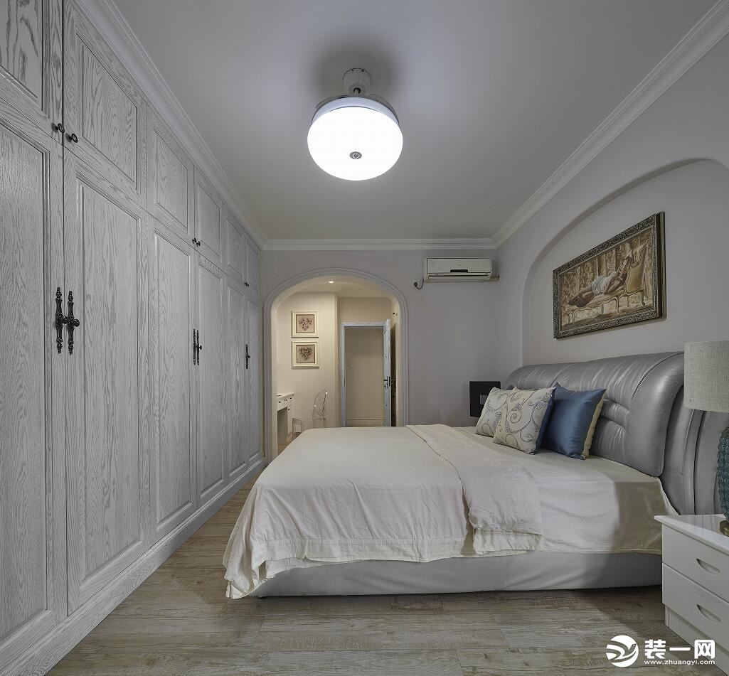 卧室要更加注重舒适性、私密性与隔音性，因此地面铺贴的木地板