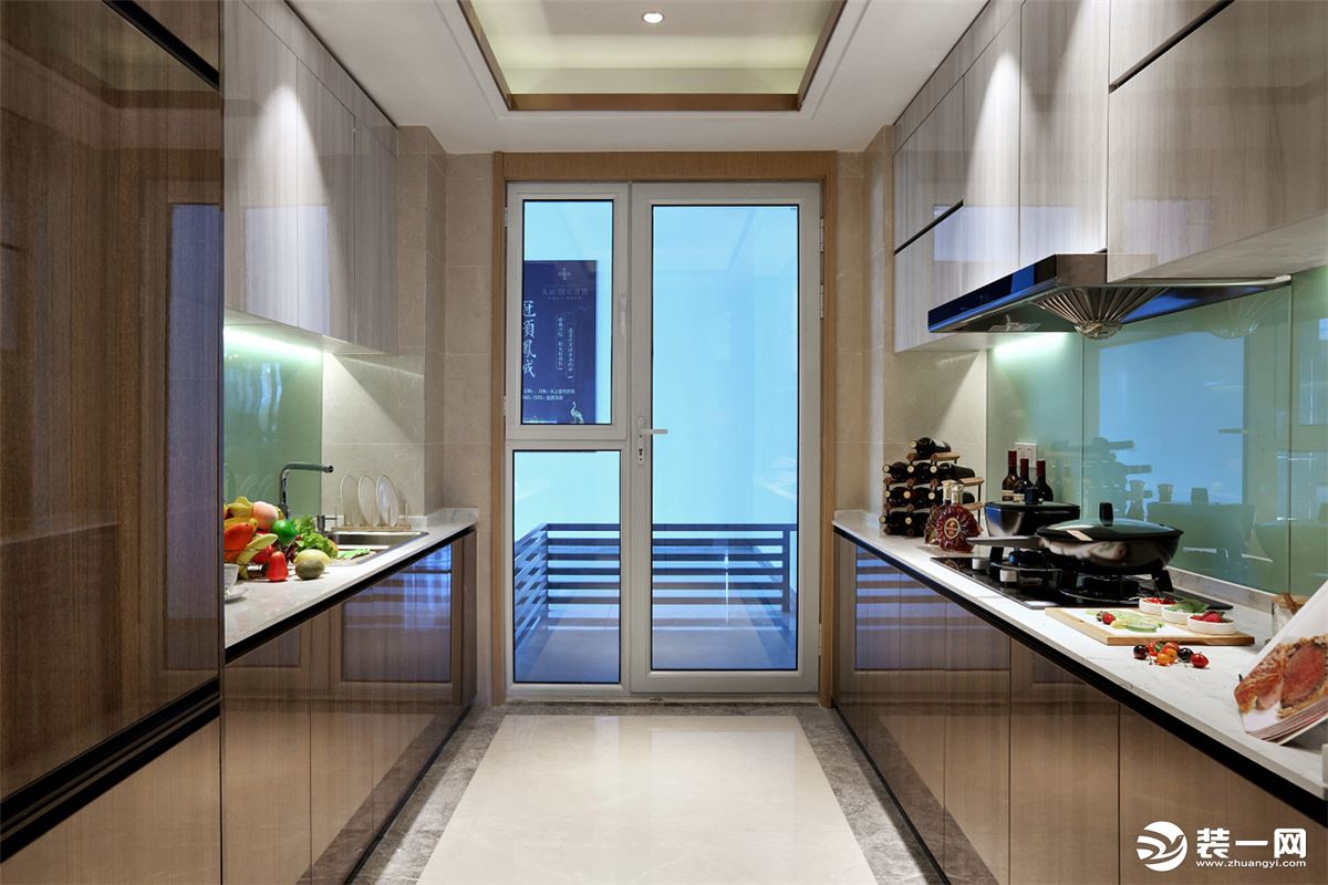 厨房由于空间较大，因此设计了两排橱柜，提高收纳的同时，2个人同时操作也是足够的！