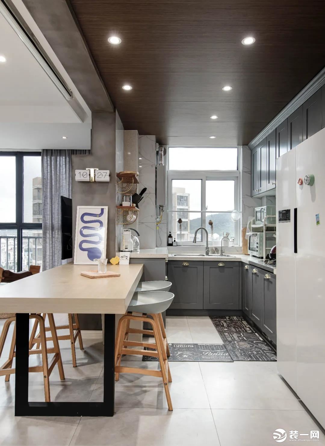厨房采用U型橱柜设计既宽敞又实用，利用墙面做上下两层橱柜收纳，把开放式厨房更要整理得井井有条。