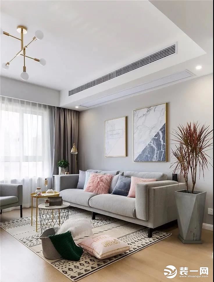 客厅整体以灰色为主调，沙发背景墙金属框， 挂画为空间增色不少， 布艺沙发柔软温暖。