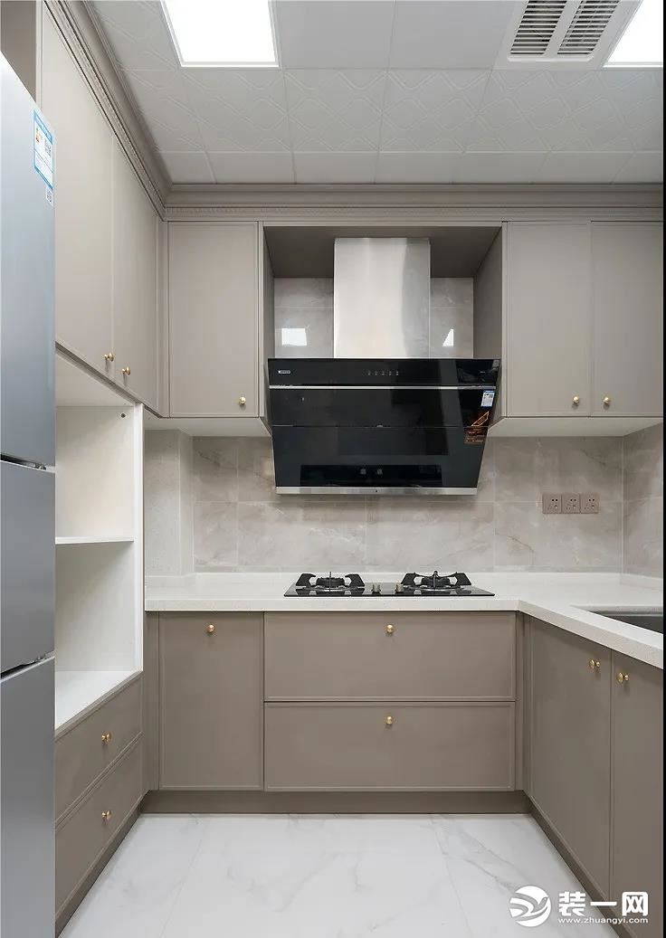 厨房干净整洁 空间收纳井井有条 整齐划分的功能分布 细微处的顾及 美感与实用性兼得