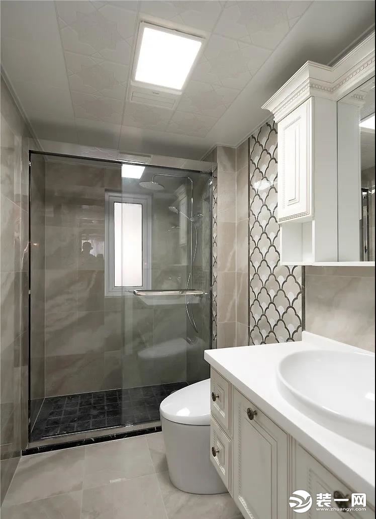卫生间灰白色搭配简洁优雅 局部花砖点缀突出精致感 这就是生活最完美的状态
