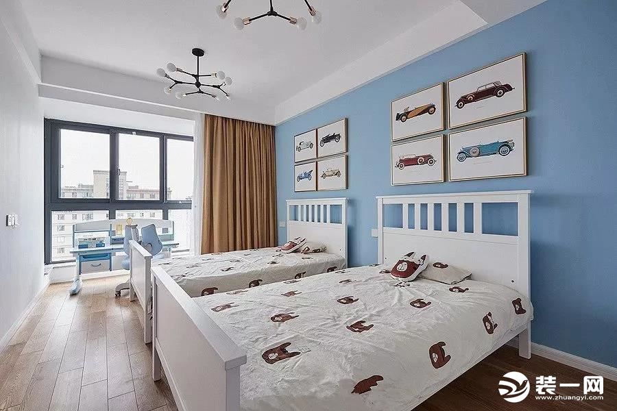 儿童房内摆放了两张同样的单人床，床的上方也是对称的挂画，天蓝色的背景墙搭配橘黄色的窗帘，让儿童房显得