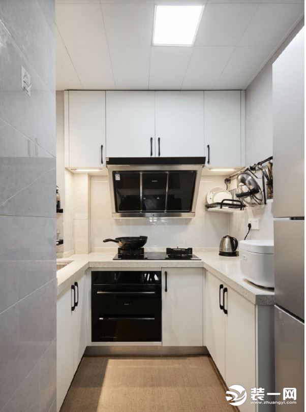 从平面布置图可以看到厨房的功能布置，图片可以看到厨房设计延续整个空间的感觉，简约即视感
