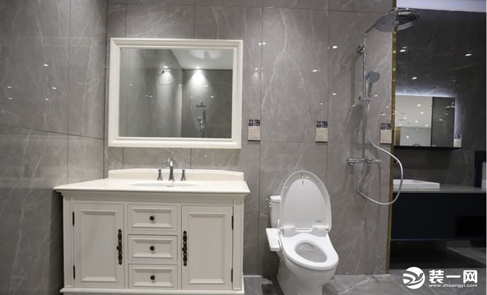 白色的浴室柜组合，搭配简约的灰色系墙地砖，让卫生间散发出清新而又高级的气息。