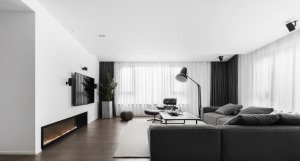 客厅以单色的白色为主，搭配深色沙发，简单明了