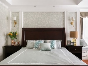 卧室以浅色调为主，营造大气庄重的空间格调。超大L型飘窗配以浪漫的窗纱和舒适的抱枕，打造轻松随性的休闲
