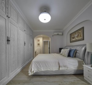 卧室要更加注重舒适性、私密性与隔音性，因此地面铺贴的木地板