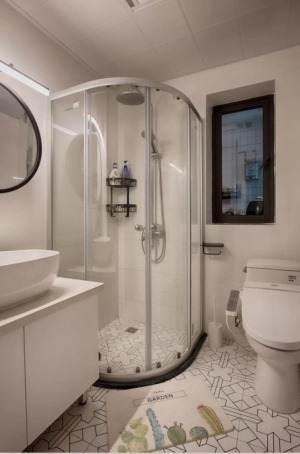 卫生间以白色为主色调，整体简洁清爽。户型玻璃淋浴房，让干湿空间得到有效的分离，节省打理时间。