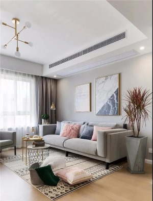 客厅整体以灰色为主调，沙发背景墙金属框， 挂画为空间增色不少， 布艺沙发柔软温暖。
