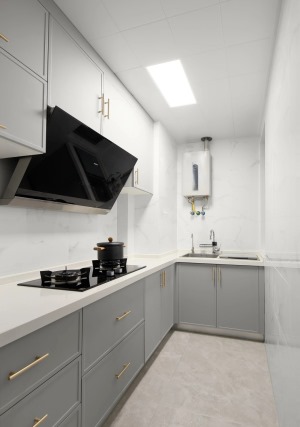  视觉清爽干净的浅灰色橱柜，与爵士白的墙面、纯白的顶面形成层次感，营造简洁大方的厨房空间。