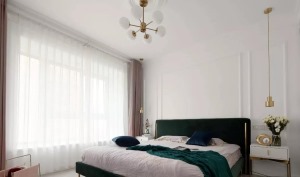  卧室以纯净的白色为主基调，加入优雅复古的墨绿色和浪漫的粉色，高级又耐看。