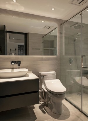 扩大主卧卫生间面积，满足了屋主想要浴缸的需求，大理石材质空间，大大提升了使用舒适度。结束了一天的忙碌